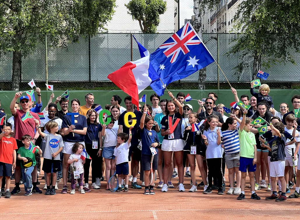La communauté Tennis'ngo réunie sur un court, drapeaux à la main